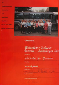 Gruppenfoto mit Urkunde 1988