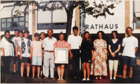 Gruppenfoto mit Urkunde