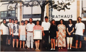 Gruppenfoto mit Urkunde